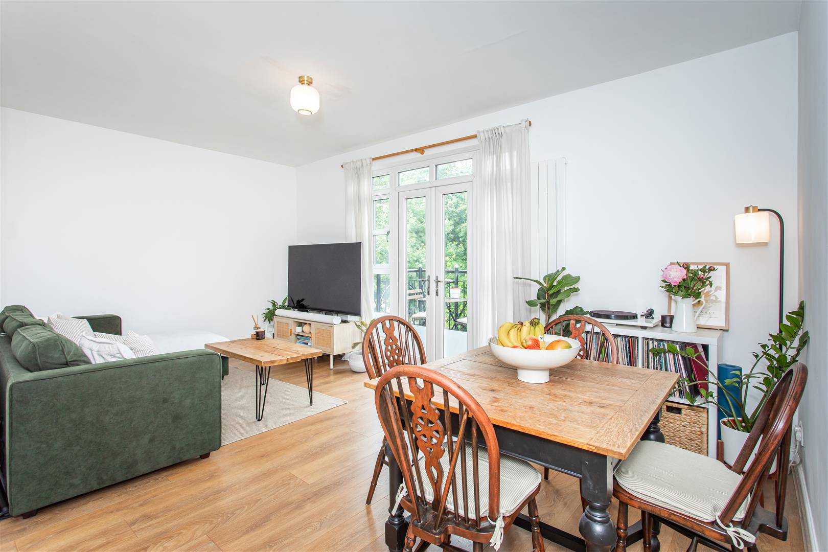 2 bed property in Empire Wharf, Victoria Park